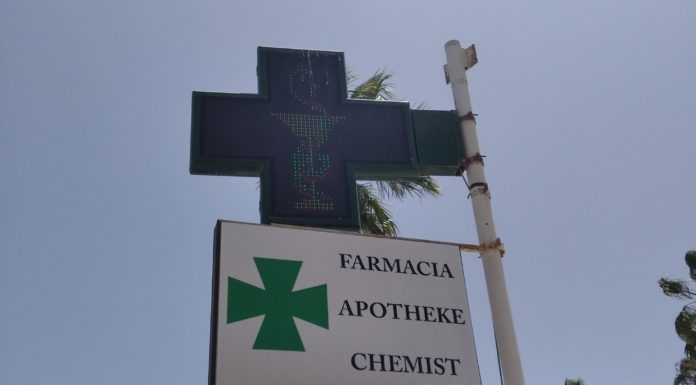 La farmacia europea insiste en reclamar más papel en las estrategias de vacunación cruz farmacia vacunación
