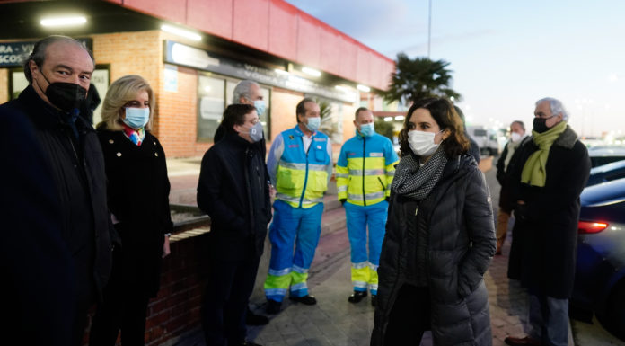 Ayuso visita el dispositivo de test de antígenos en Mercamadrid
