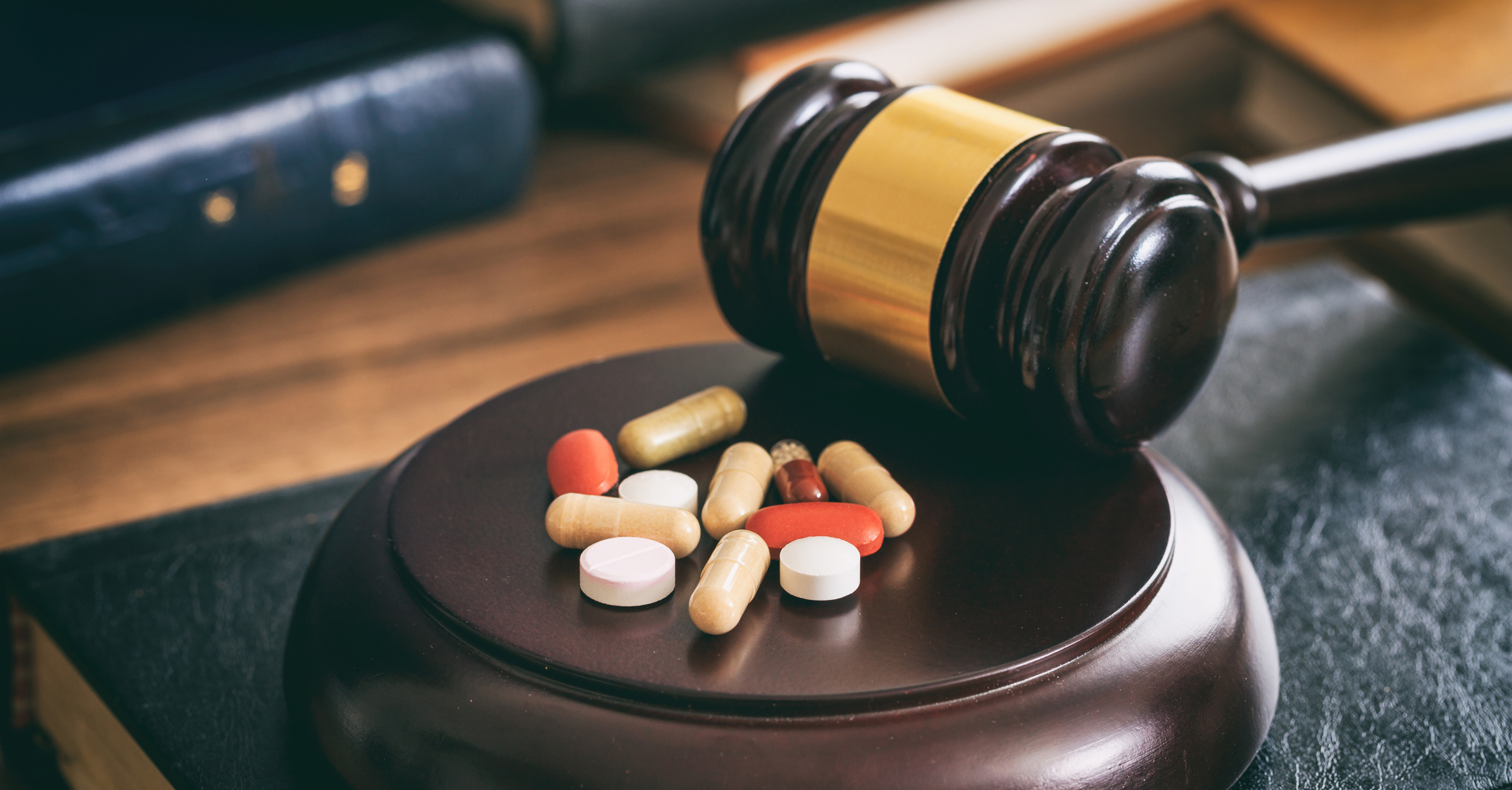 Law gavel and colorful pills subastas