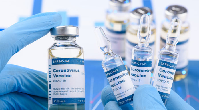 Los eurodiputados socialistas exigen que las farmacéuticas cumplan los contratos de suministro de vacunas con la UE