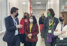 Las ministras de Sanidad e Industria visitan Bencton Dickinson, el mayor fabricante de agujas y jeringuillas