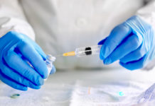 Los farmacéuticos comunitarios de Cataluña, los primeros en vacunarse frente a la COVID-19 vacunarse