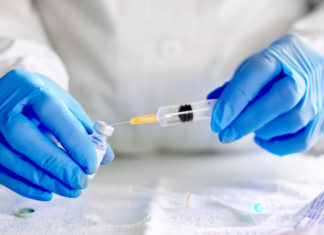 Los farmacéuticos comunitarios de Cataluña, los primeros en vacunarse frente a la COVID-19 vacunarse