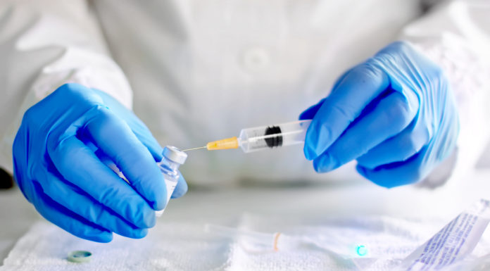 Los farmacéuticos comunitarios de Cataluña, los primeros en vacunarse frente a la COVID-19 vacunarse